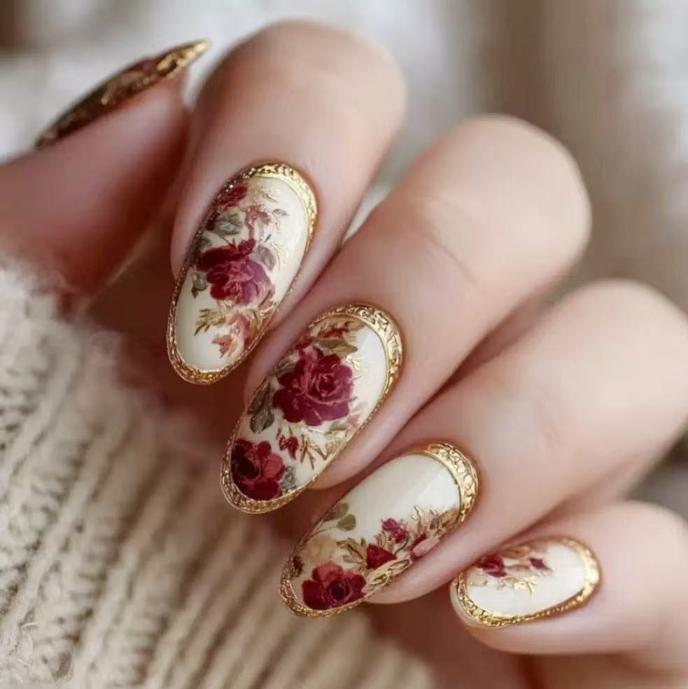 Artificial nail set with luxurious flower pattern and golden accents Stornfield