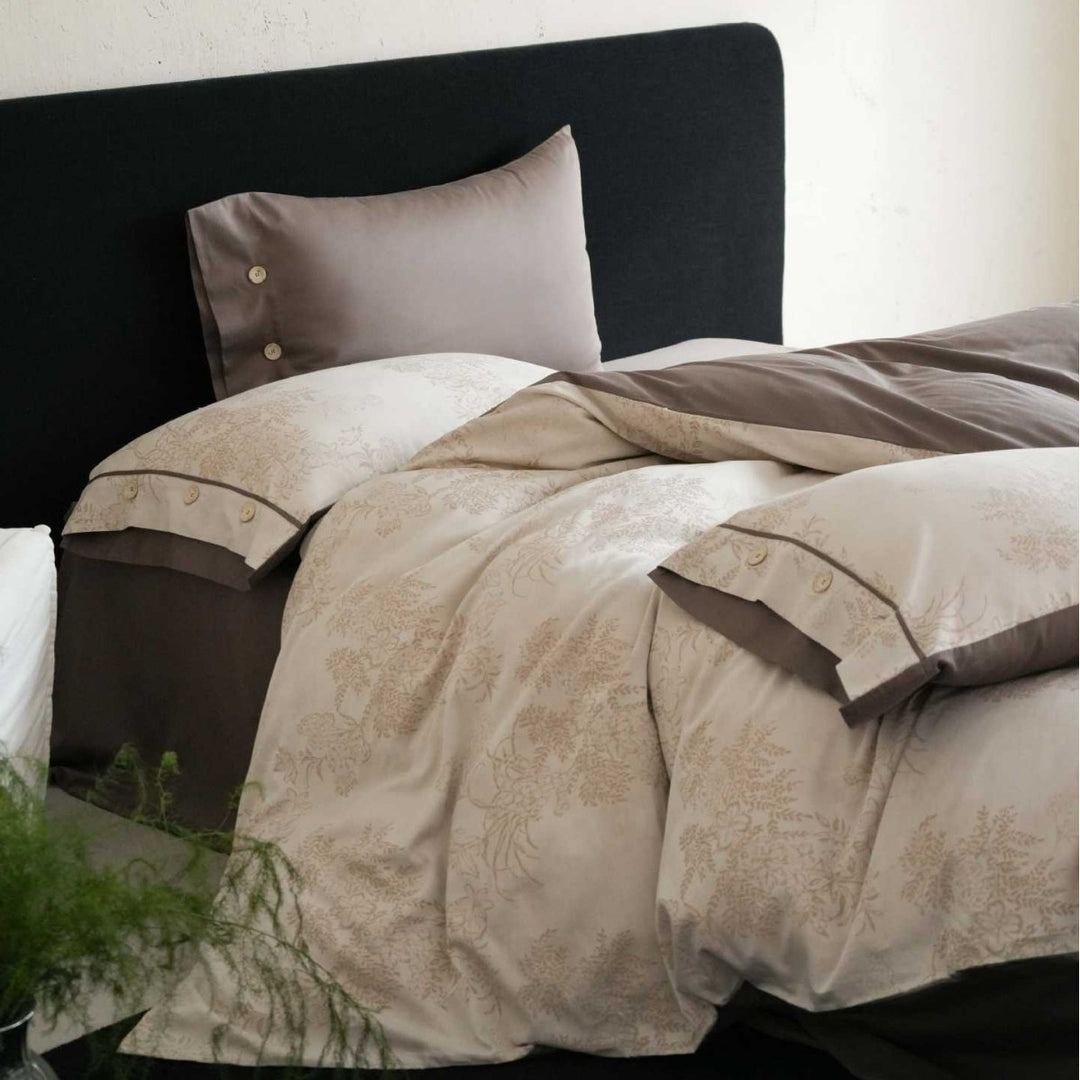 Luxurious bedding set made of cotton satin with pillowcases and bow closure