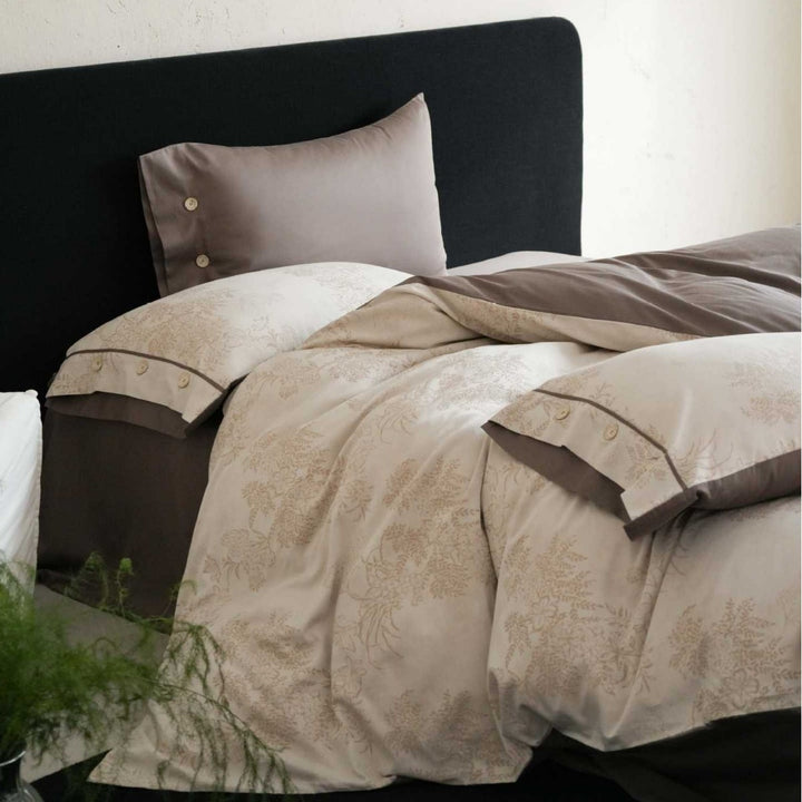 Luxurious bedding set made of cotton satin with pillowcases and bow closure