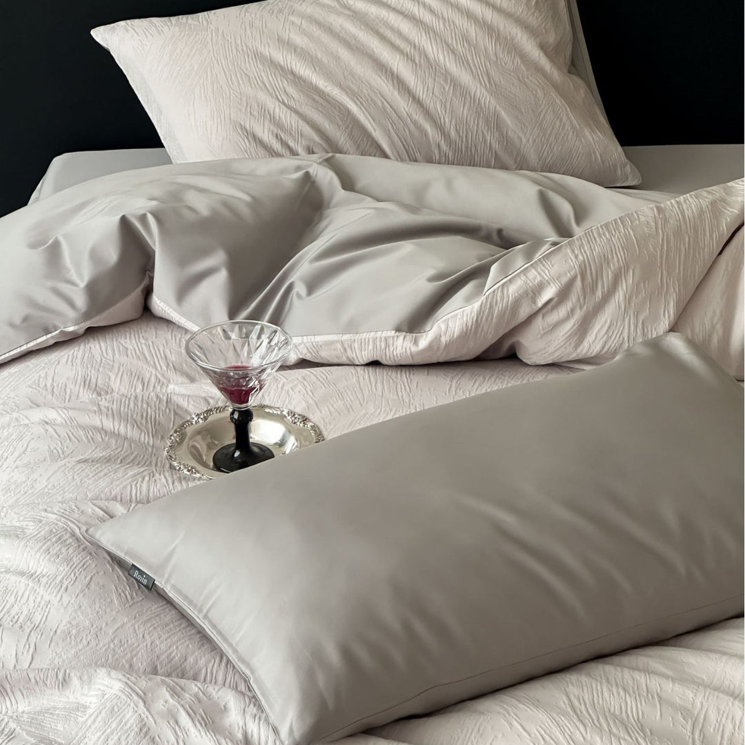 Bedding set made of crinkle-embossed cotton satin with easy-care finish and hotel closure