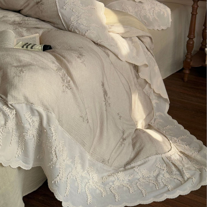 Romantic embroidered bedding set made of cotton-linen with lace frill