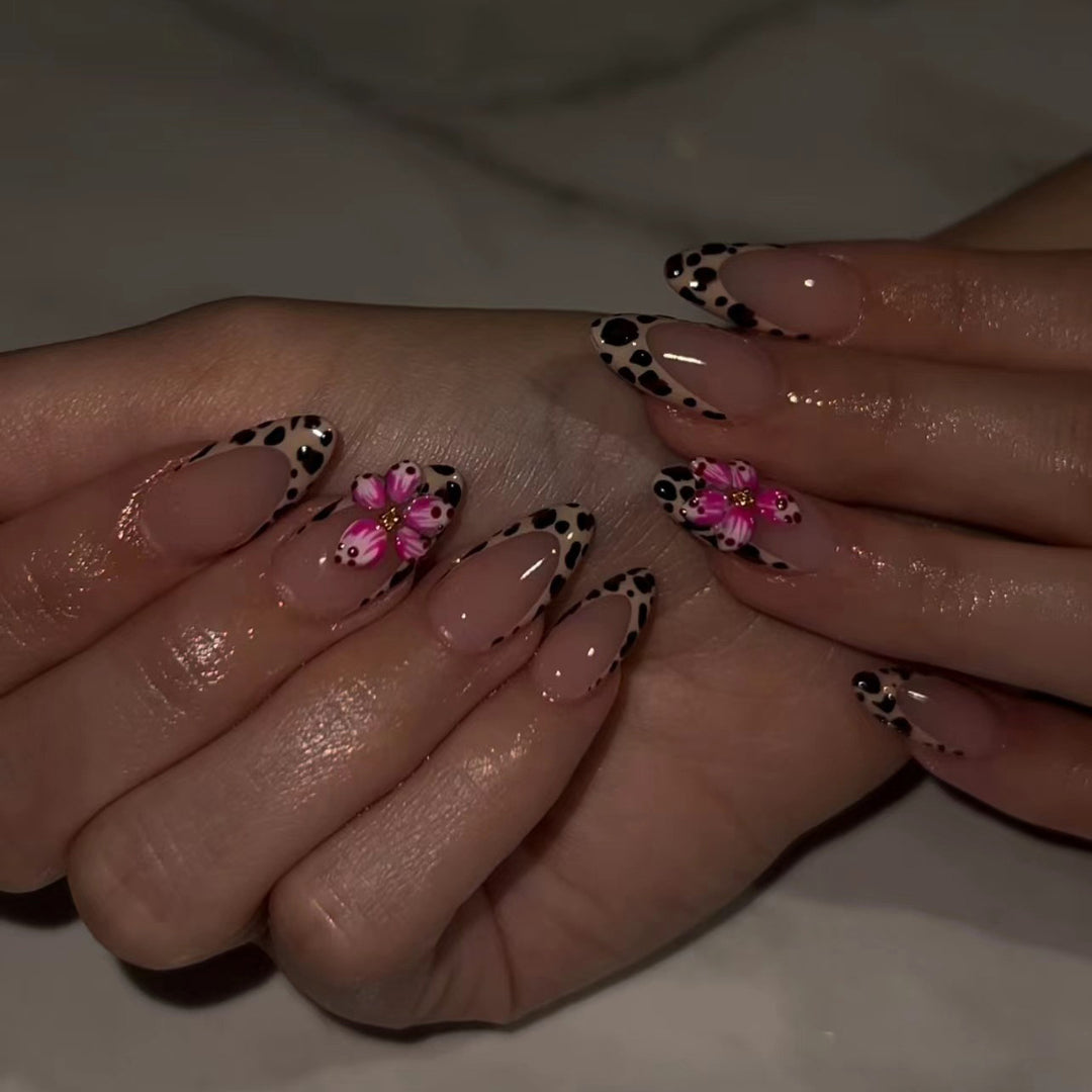 Artificial nail art with floral design and stylish leopard pattern Stornfield