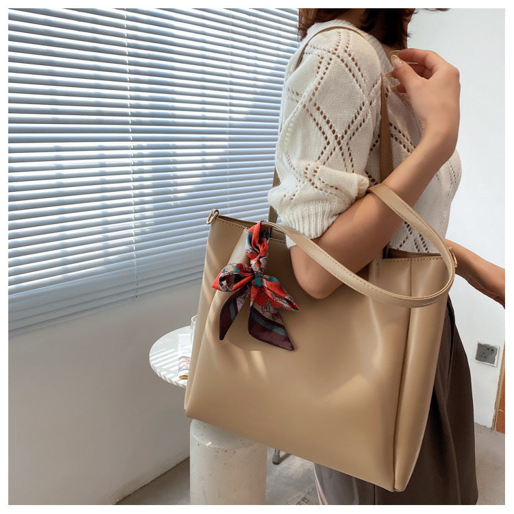 Modern Handbag with Adjustable Shoulder Strap Stornfield