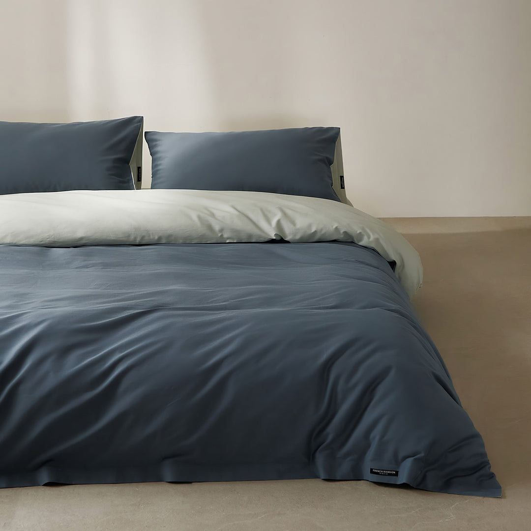 Cotton bedding set with satin finish and zipper