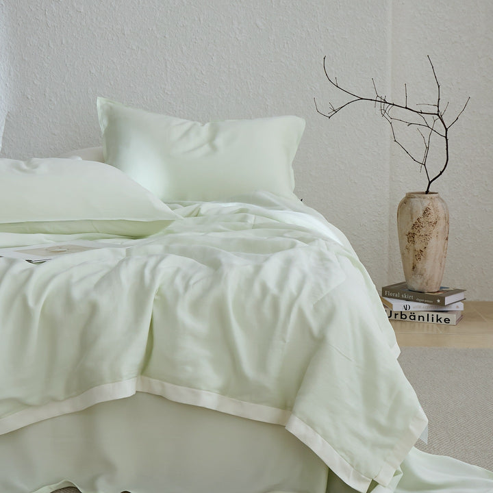 Elegant hotel bedding made of cotton satin with concealed closure