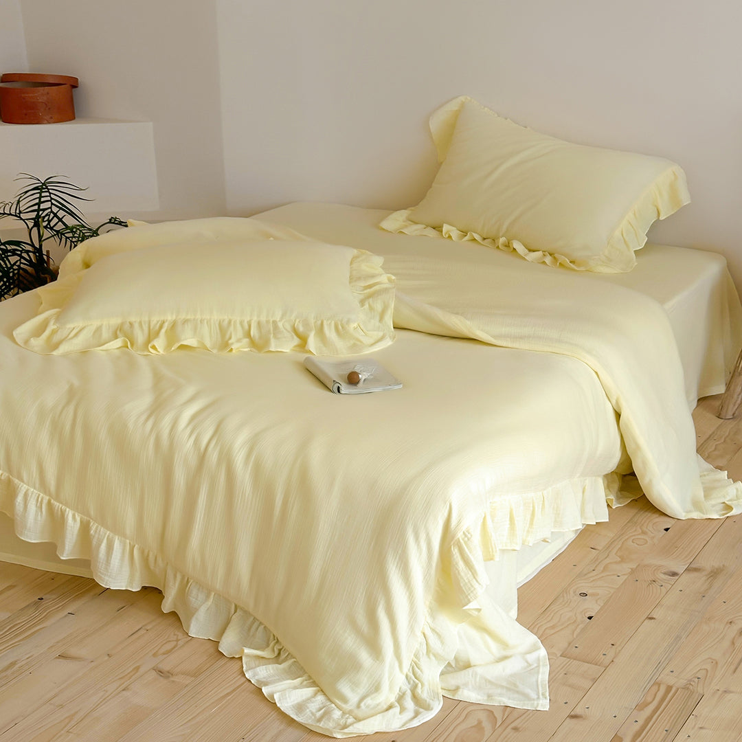 Bedding set with ruffles in lightweight cotton muslin quality