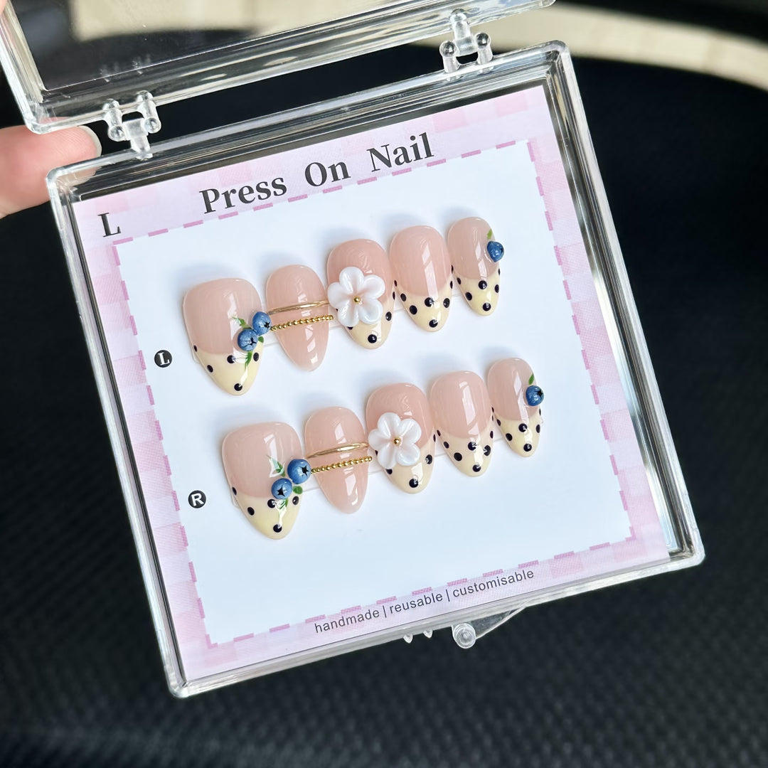 Decorative Handcrafted Press-On Nail Art Set with Beach-Inspired Designs
