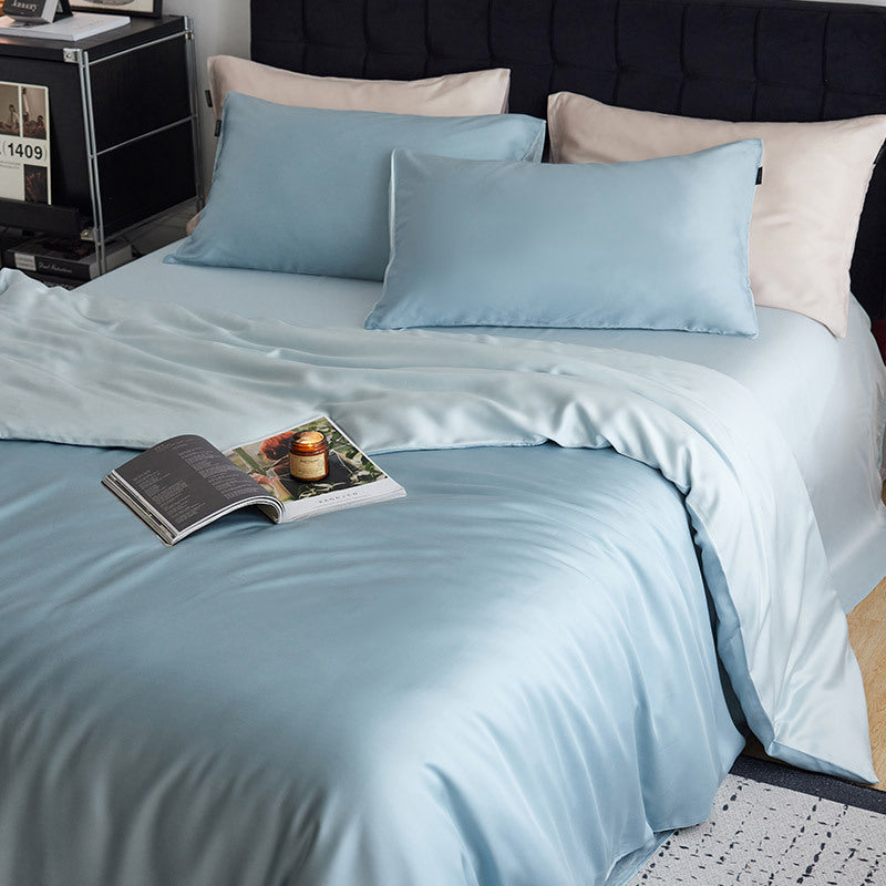 Reversible bedding set made of cotton satin with a silky feel and subtle quilted border