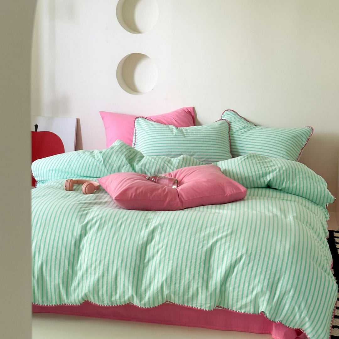 Striped bedding set made of cotton satin with ruffled edges and reversible function