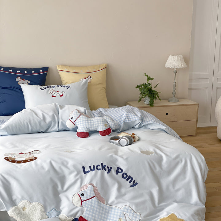 Quilted children's bedding set with pony appliqués and cuddly texture
