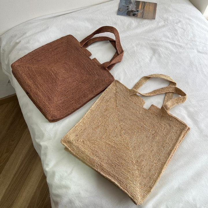 Handcrafted straw bag with stylish design Stornfield