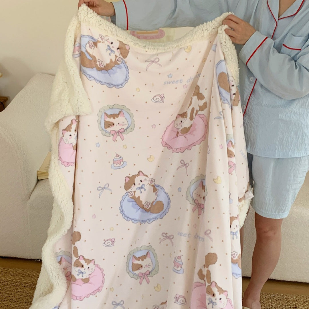 Reversible cuddle blanket with Sherpa fleece, cute dog illustrations and checkered pattern