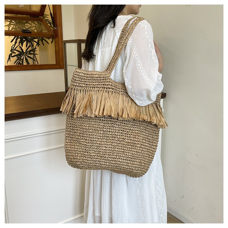 Straw bag with fringes and modern details Stornfield