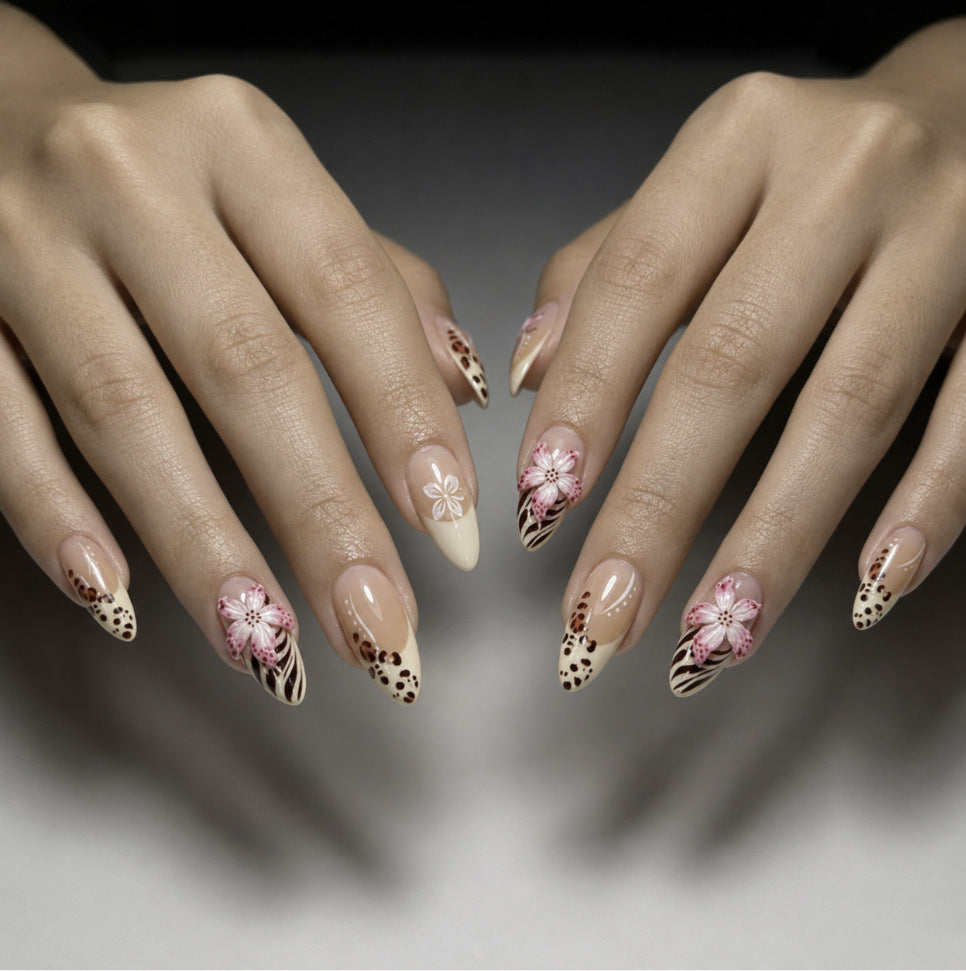Artificial nails with floral design and elegant lace look Stornfield