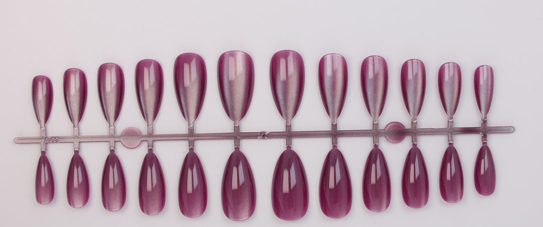 Artificial nail set with shimmering designs Stornfield