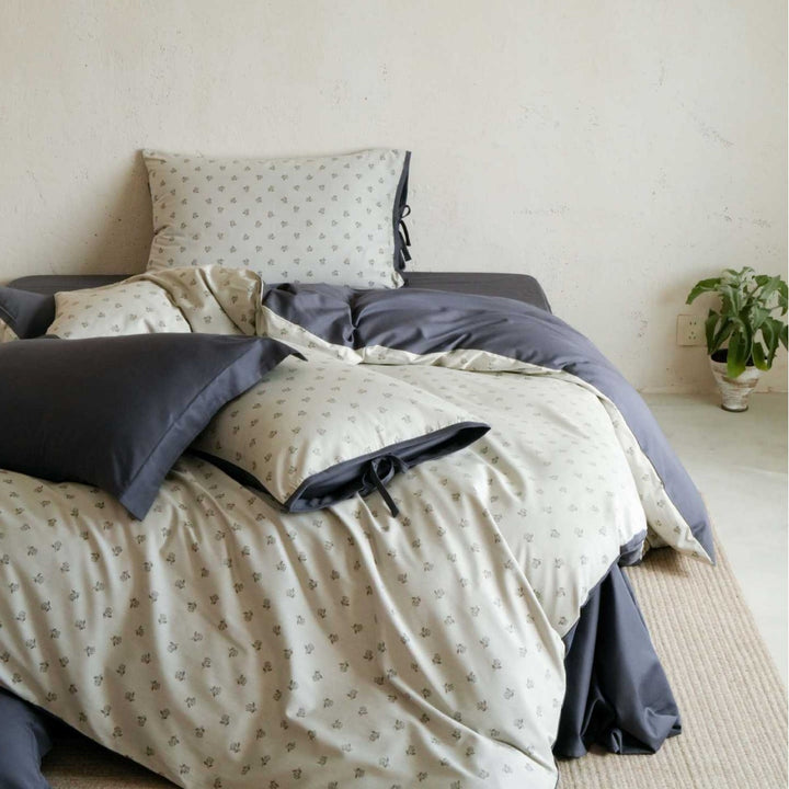 Luxurious bedding set made of cotton satin with pillowcases and bow closure