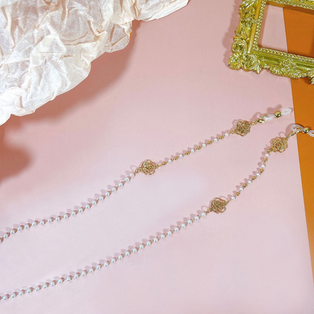 Sparkling glasses holder chain with pearls and floral pendants Stornfield