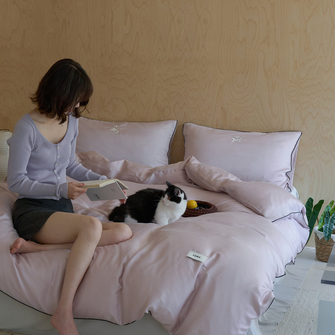Satin-Feel Cotton Sateen Duvet Cover Set with Embroidered Cat Motif and Contrasting Piping