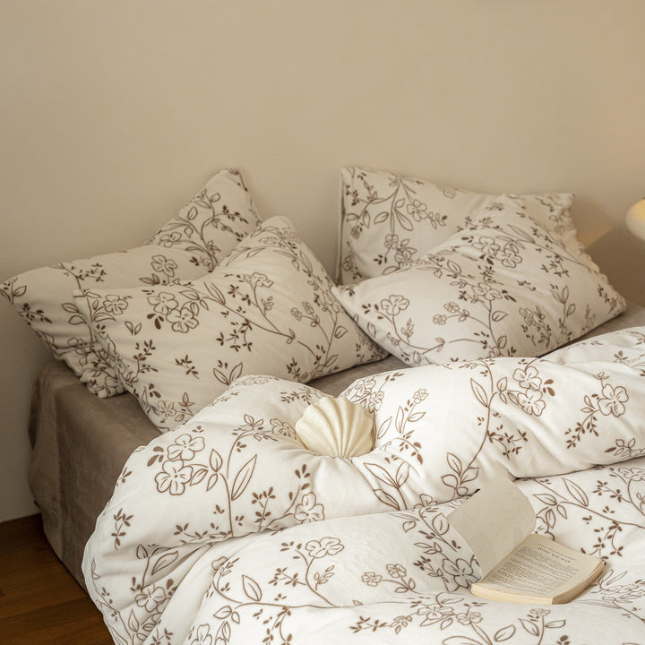 Children's bedding set made of cozy flannel with checked animal faces print and zipper