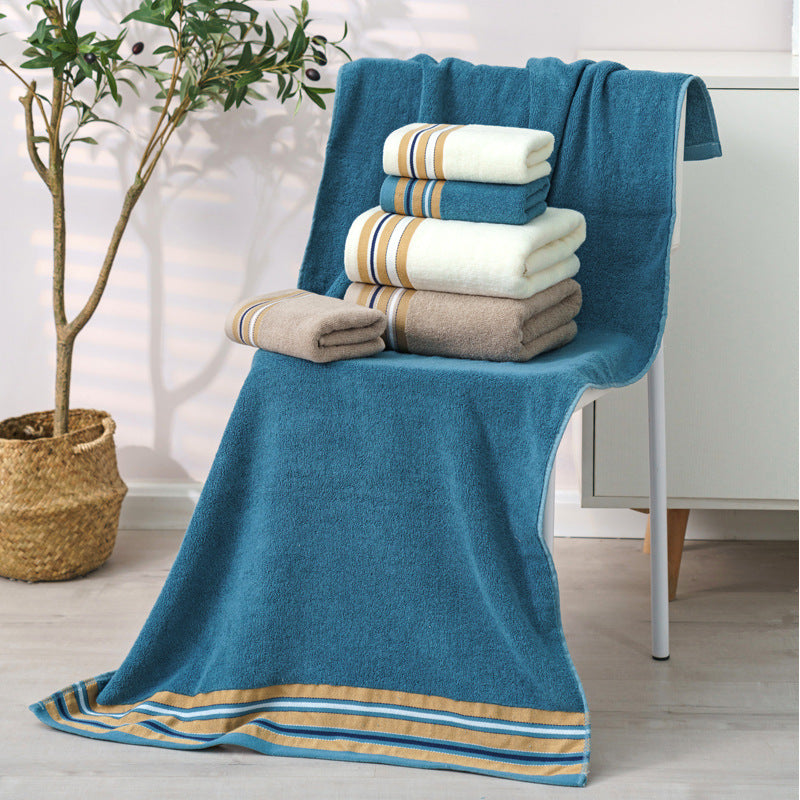 Highly absorbent luxury bath towel made of cotton terry with decorative stripes
