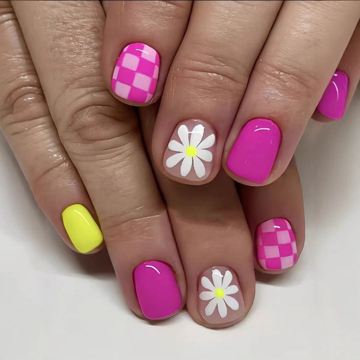 Artifical nail set with playful flower and plaid pattern Stornfield