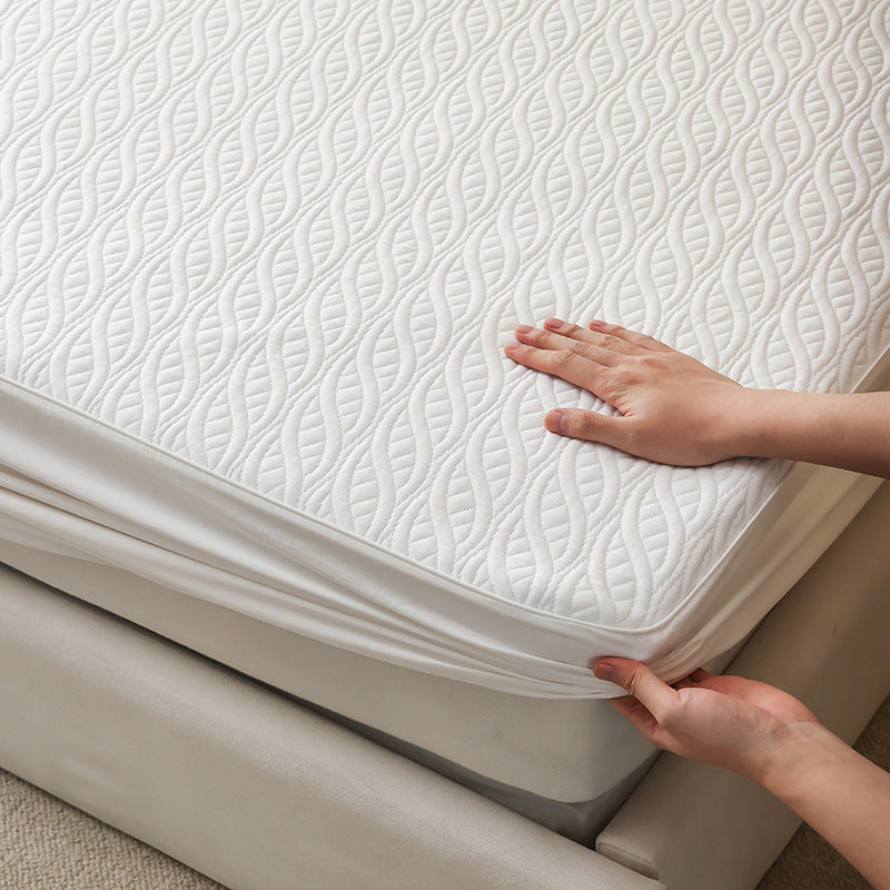 Padded mattress protector with elastic all-around rubber and quilted floral pattern
