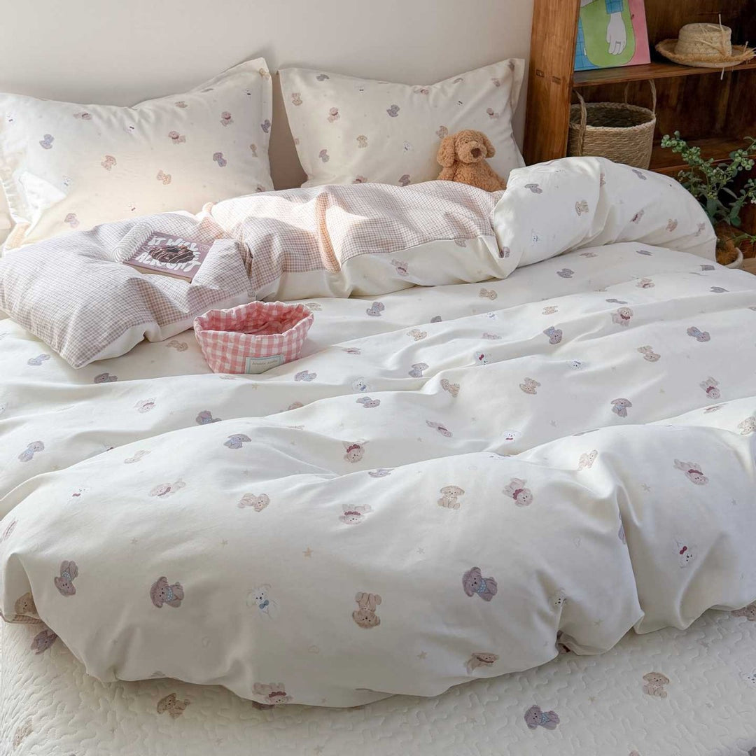 Bedding set made of cotton satin with a delicate micro-flower pattern and hidden hotel closure