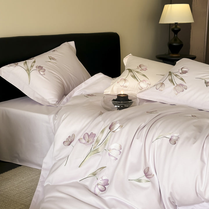 Bedding set made of cotton satin with delicately designed tulip print and extra soft finish