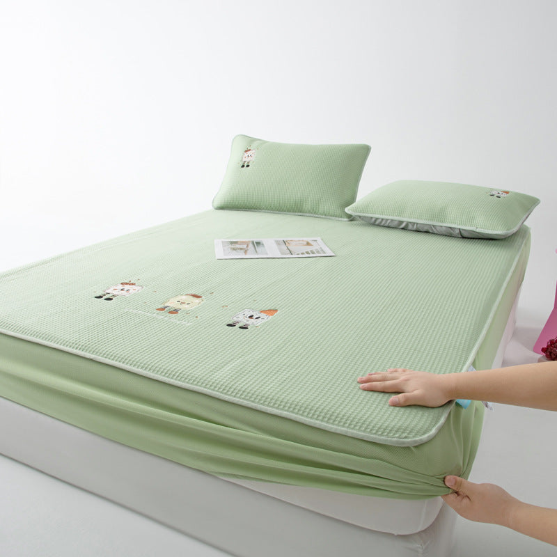 Children's mattress topper with non-slip underside, breathable waffle structure & embroidered animal motifs