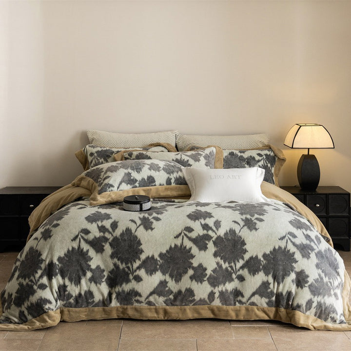 Luxurious reversible bedding set with velvety edging and abstract Ikat pattern