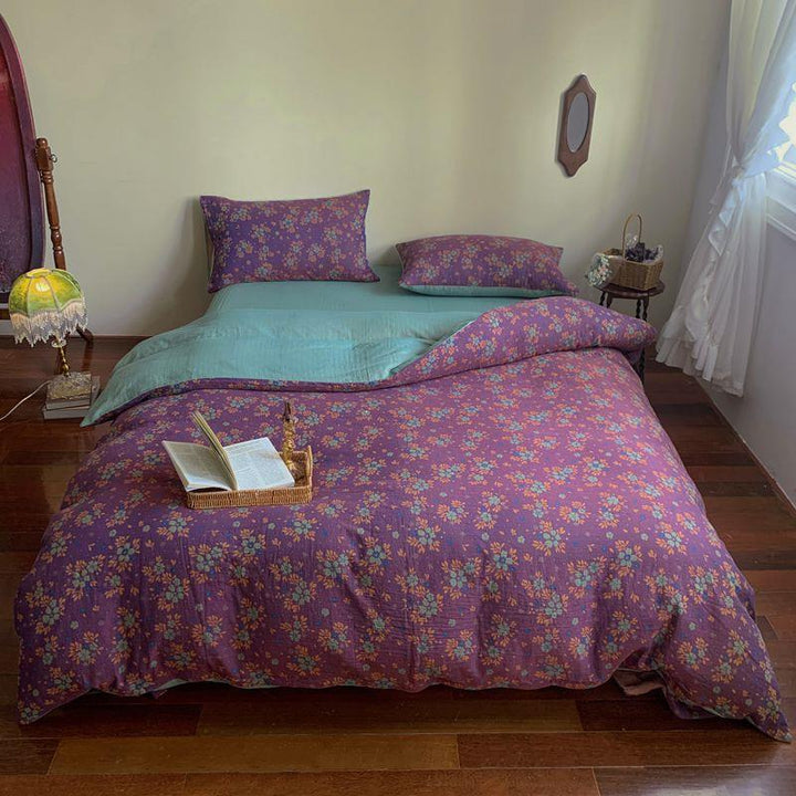 Reversible bedding set made of cotton-linen with delicate floral print and quilted blanket