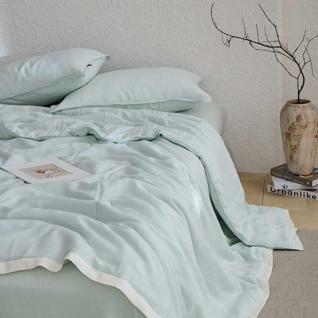 Elegant hotel bedding made of cotton satin with concealed closure