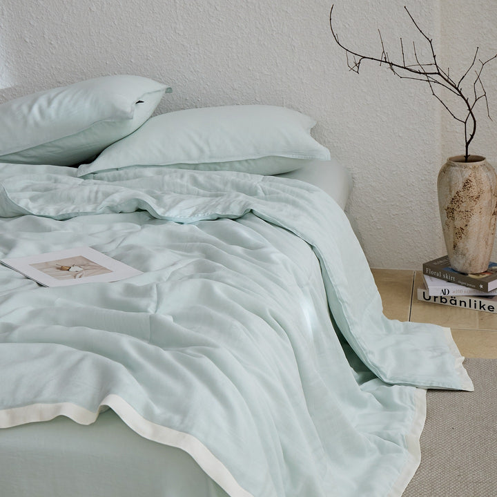 Elegant hotel bedding made of cotton satin with concealed closure