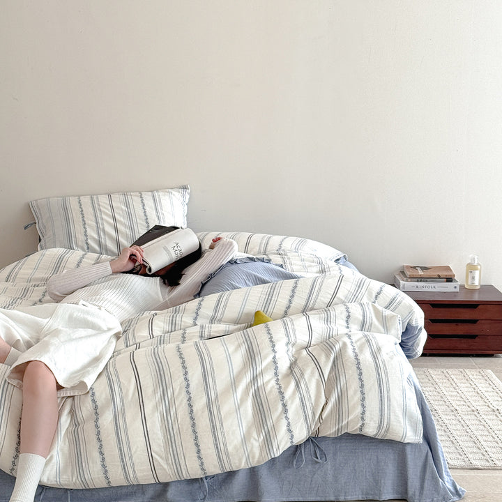 Striped bedding set in linen look with reversible function and tie band closure