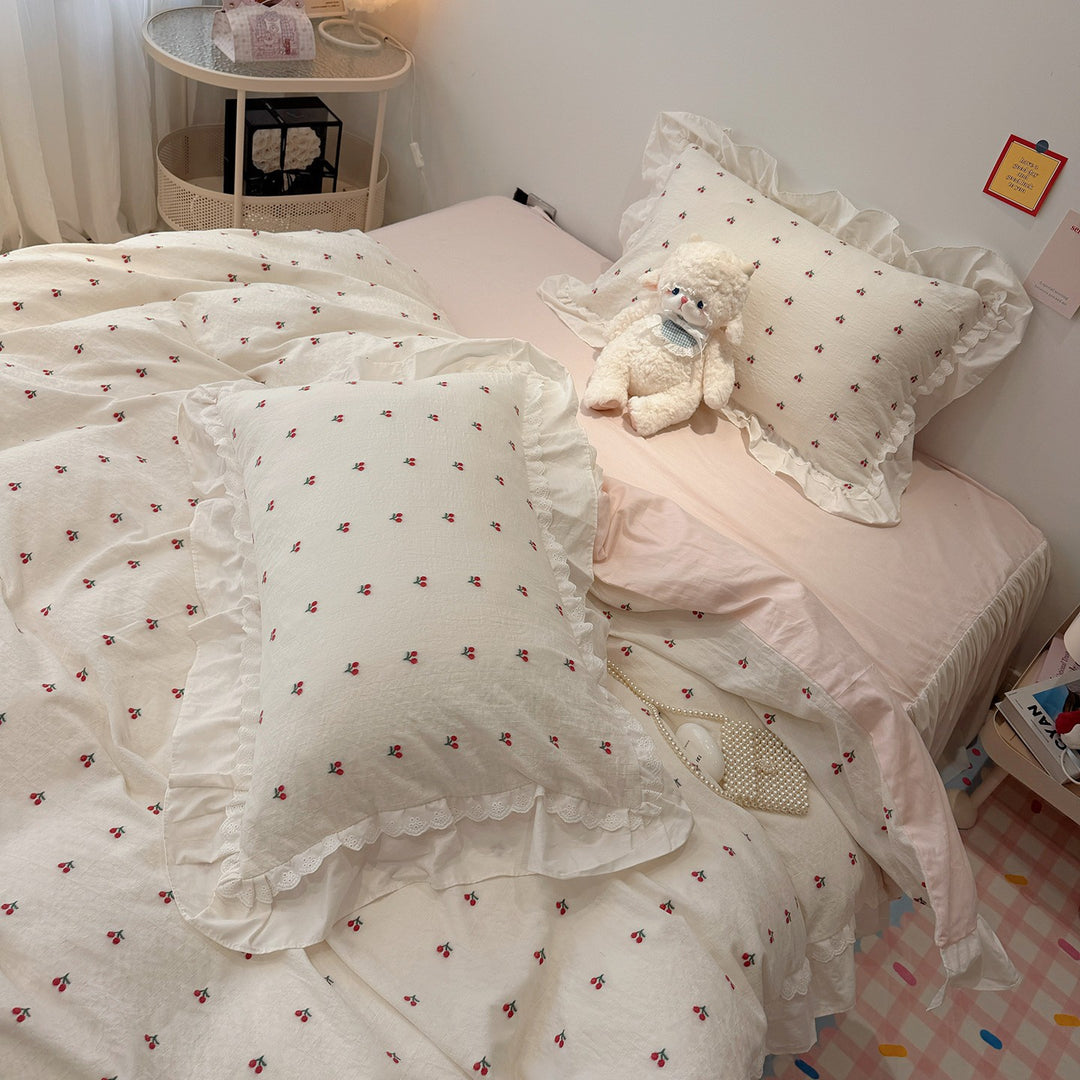 Romantic bedding set with lace ruffle, frills and fine rose stripe
