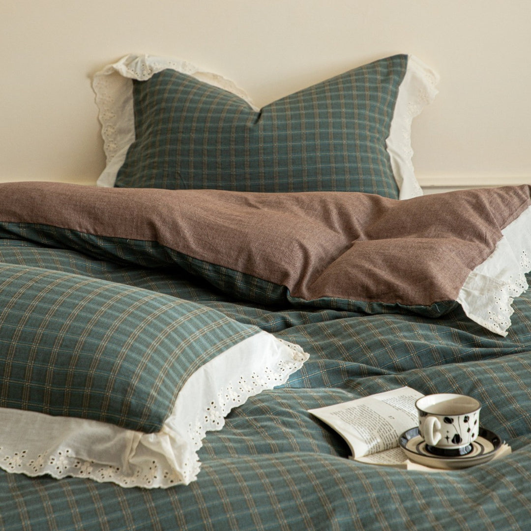 Flannel bedding set with check pattern, reversible duvet cover and lace trim