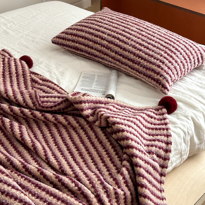 Cozy living blanket with waffle structure and pom-pom cushion set