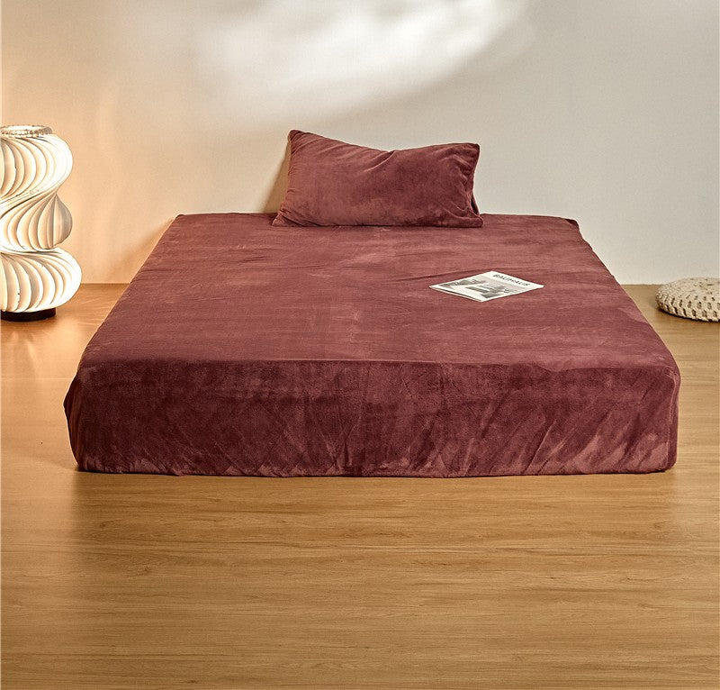 Fitted sheet with deep pocket and microfiber velvet