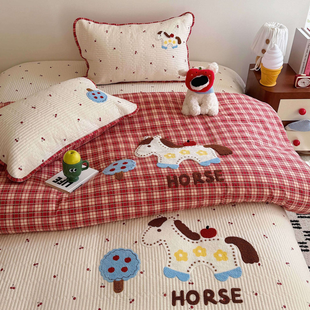 Children's Quilted Bedding Set with Appliqué Animal Motifs and Reversible Plaid Comforter