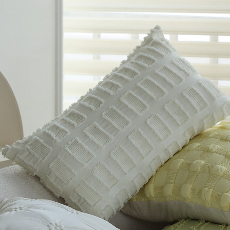 Decorative pillow with zigzag pattern