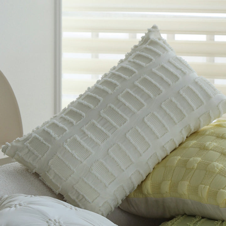 Decorative pillow with zigzag pattern