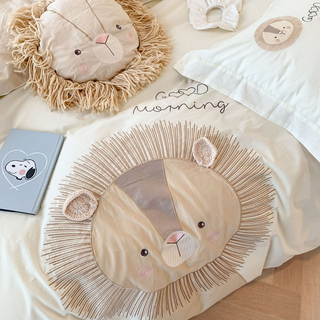 Cozy children's bedding set with playful lion appliqué made of cotton