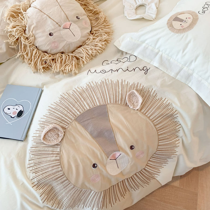 Cozy children's bedding set with playful lion appliqué made of cotton