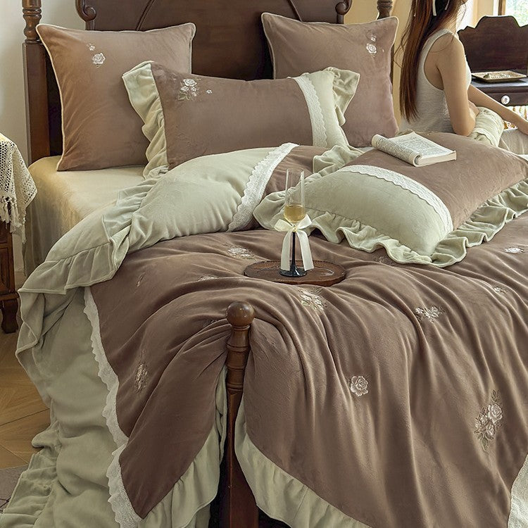 Samt-bed linen set with ruffles, rose embroidery and reversible function