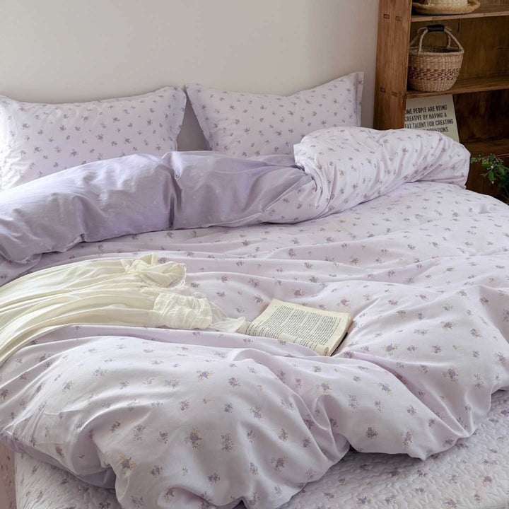 Bedding set made of cotton satin with a delicate micro-flower pattern and hidden hotel closure