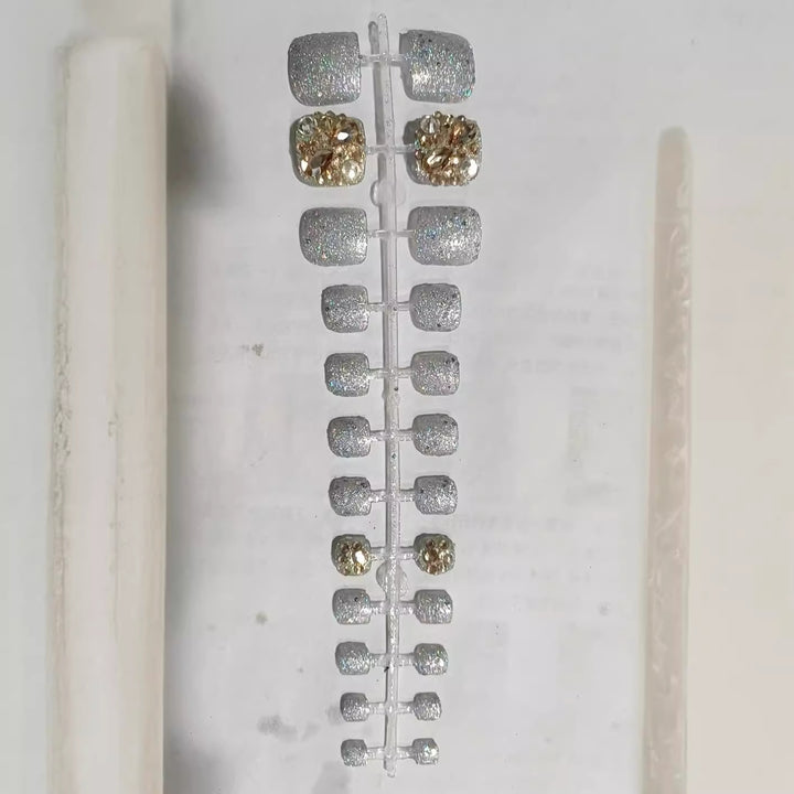 Glamorous Rhinestone-Decorated Press-On Nail Set Stornfield