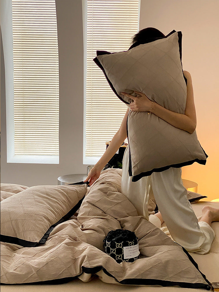 Padded duvet set made of cotton satin with contrasting piping edge