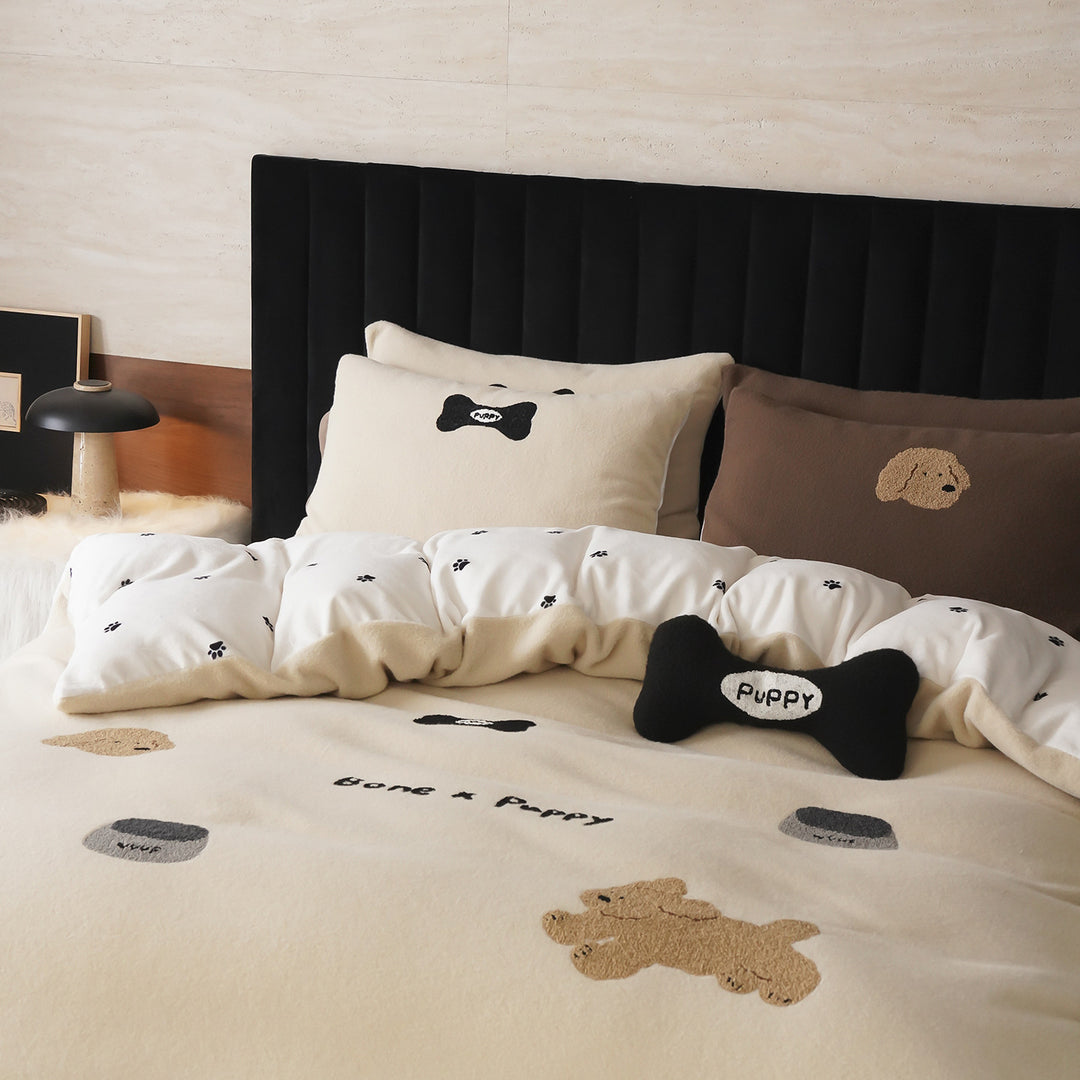 Bedding set with embroidered puppy motifs and soft fleece