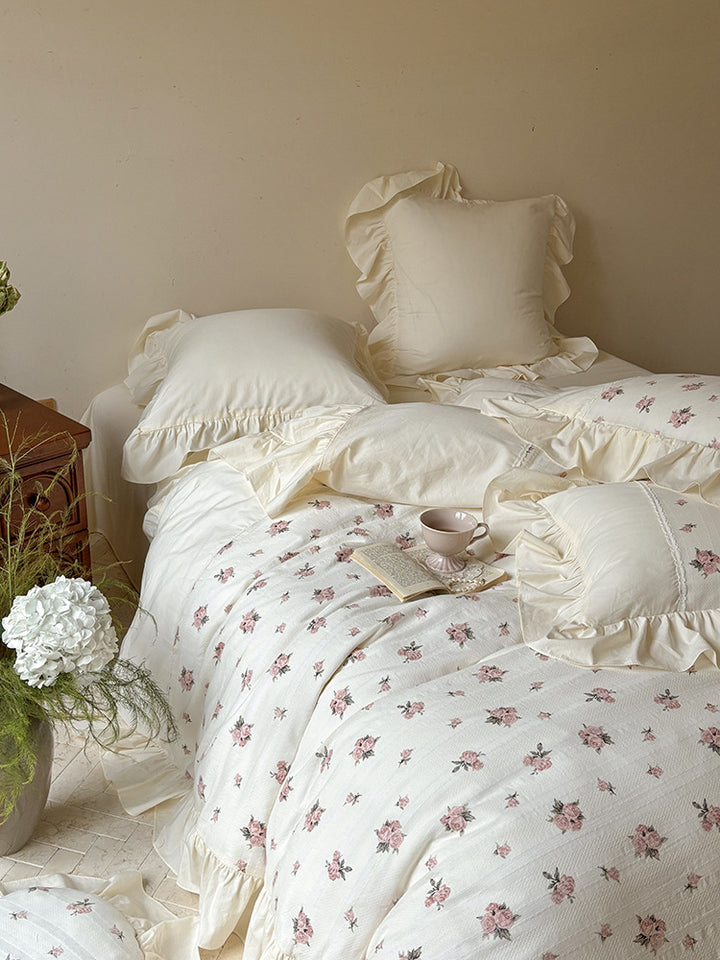 Romantic cotton bed linen set with frill and rose pattern
