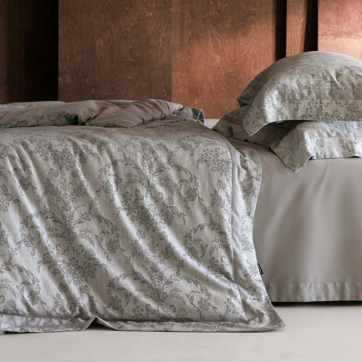Elegant quilted bedspread and pillowcase set in baroque jacquard style